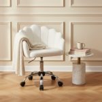 Chaise coiffeuse coquillage avec accoudoirs en situation coin lecture parisien