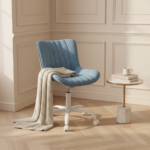 Chaise coiffeuse festonnée velours, 5 coloris en situation coin lecture parisien