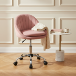 Chaise coiffeuse velours pivotante à roulettes en situation coin lecture parisien
