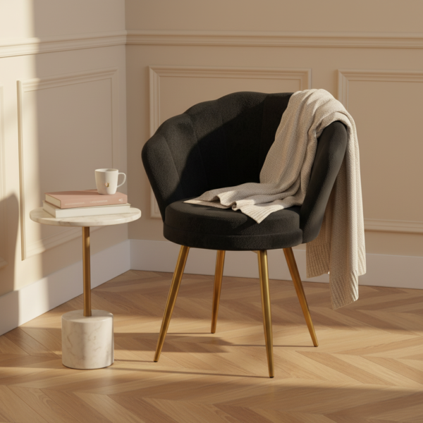 Fauteuil coiffeuse coquillage velours, pieds dorés en situation coin lecture parisien