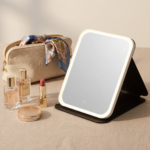 Mini miroir LED en situation voyage avec accessoires beauté