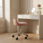 Tabouret rose sous coiffeuse blanche moderne