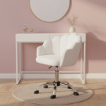 Chaise coiffeuse coquillage avec accoudoirs à côté coiffeuse en chambre rose