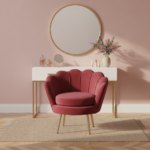 Fauteuil rouge à côté coiffeuse blanche en chambre rose poudré