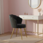 Fauteuil coiffeuse coquillage velours, pieds dorés à côté coiffeuse en chambre rose