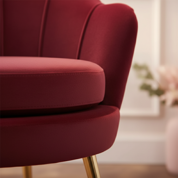 Détail texture velours rouge bordeaux et pieds métal dorés